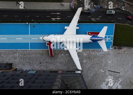 Eine Luftaufnahme eines pensionierten Boeing 737-Flugzeugs, das zu einer Bar umgebaut wird, damit Touristen Freizeit sparen und simulierten Flugzeugdrivin ausprobieren können Stockfoto