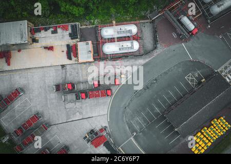 Dronen-Shoot von oben nach unten über Propan-Butan-Lagerplatz in Großbritannien Stockfoto