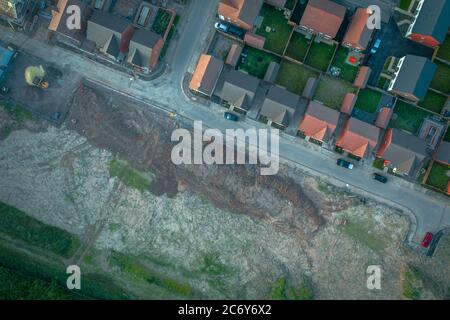 Top down Luftaufnahme über Wohngebiet mit Land für Wohnbau in Großbritannien Stockfoto
