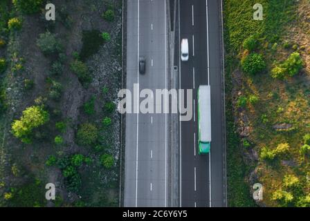 Dronen-Shoot über die zweispurige Autobahn in Großbritannien Stockfoto