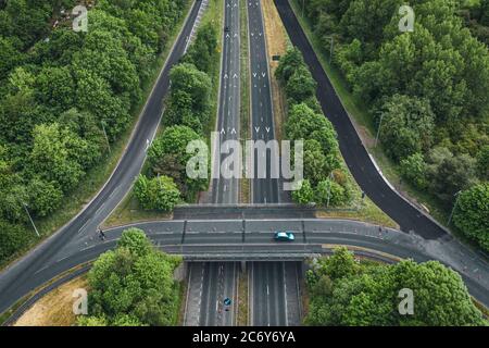 Drohne in großer Höhe schießen über erhöhten Autobahnkreuzung Abschnitt im ländlichen England, Großbritannien Stockfoto