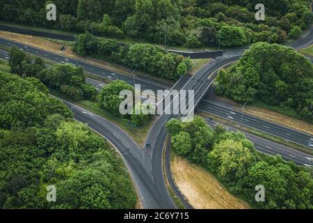 Drohne in großer Höhe schießen über erhöhten Autobahnkreuzung Abschnitt im ländlichen England, Großbritannien Stockfoto