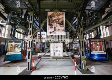 Freiburg, Deutschland. Juni 2020. Gondeln der Schauinsland-Seilbahn hängen im Gebäude der Talstation. Die Schauinslandbahn ist die längste Umlaufbahn Deutschlands und war 1930 die erste ihrer Art weltweit. (To dpa: 'Deutschlands längste Umlaufbahn ist nicht Teil des alten Eisens Credit: Philipp von Ditfurth/dpa/Alamy Live News Stockfoto