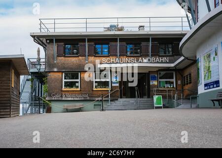 Freiburg, Deutschland. Juni 2020. Das Gebäude der Bergstation der Schauinsland-Seilbahn befindet sich in der Nähe des Gipfels des Schauinslands auf 1220 Metern Höhe. Die Schauinsland-Seilbahn ist die längste Umlaufbahn Deutschlands und war 1930 die erste ihrer Art weltweit. (To dpa: 'Deutschlands längste Umlaufbahn ist nicht Teil des alten Eisens Credit: Philipp von Ditfurth/dpa/Alamy Live News Stockfoto