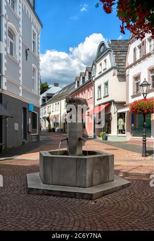 Bad Honnef mit Brunnen im Vordergrund ist ein idyllischer Kurort in Deutschland bei Bonn im Nordrhein-westfälischen Rhein-Sieg-Kreis. Stockfoto