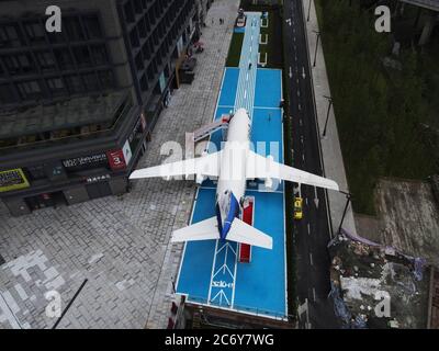 Eine Luftaufnahme eines pensionierten Boeing 737-Flugzeugs, das zu einer Bar umgebaut wird, damit Touristen Freizeit sparen und simulierten Flugzeugdrivin ausprobieren können Stockfoto