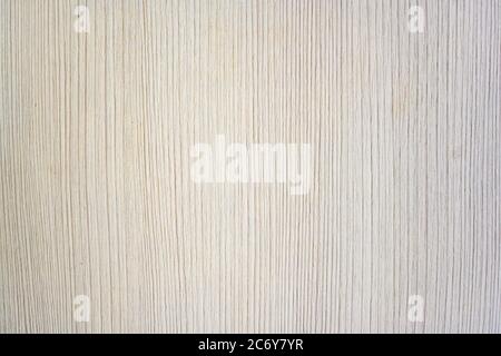 Nahaufnahme, Naturweiß gemustertes Holzfurnier mit Splitter Stockfoto