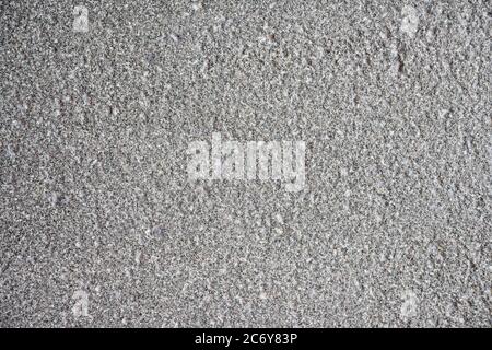 Granitplatten sind grau-schwarz, porös und rau. Stockfoto