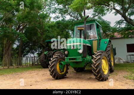 Der alte John Deer Traktor parkte und wartete darauf, benutzt zu werden Stockfoto