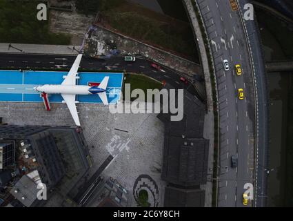 Eine Luftaufnahme eines pensionierten Boeing 737-Flugzeugs, das zu einer Bar umgebaut wird, damit Touristen Freizeit sparen und simulierten Flugzeugdrivin ausprobieren können Stockfoto