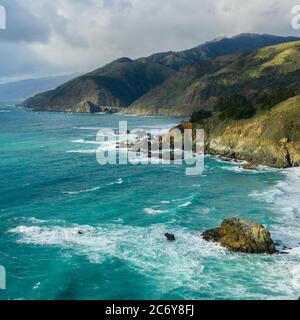 Die Sonne bricht durch Wolken über der Big Sur Coast in Zentral-Kalifornien Stockfoto