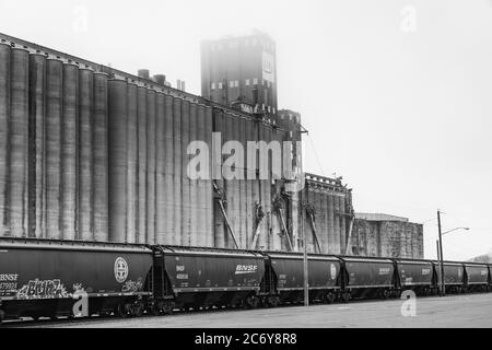 Getreidesilos und BNSF-Züge an der Uferpromenade von Superior, Wisconsin, USA [keine Eigentumsfreigabe; nur für redaktionelle Lizenzierung verfügbar] Stockfoto