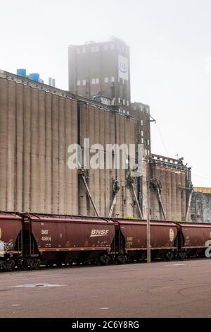 Getreidesilos und BNSF-Züge an der Uferpromenade von Superior, Wisconsin, USA [keine Eigentumsfreigabe; nur für redaktionelle Lizenzierung verfügbar] Stockfoto