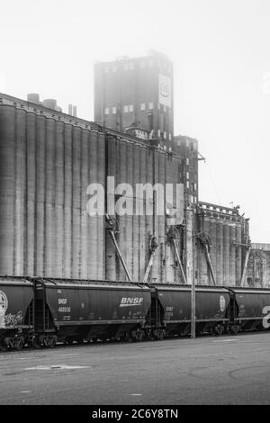 Getreidesilos und BNSF-Züge an der Uferpromenade von Superior, Wisconsin, USA [keine Eigentumsfreigabe; nur für redaktionelle Lizenzierung verfügbar] Stockfoto