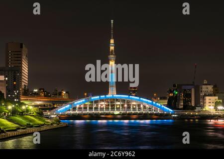 Tokyo Skytree über der Eitai-Bashi Brücke über den Sumida Fluss Stockfoto