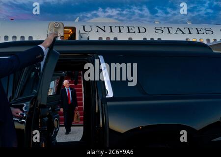 Philadelphia, Vereinigte Staaten Von Amerika. Juli 2020. Vizepräsident Mike Pence bereitet sich auf die Landung in der Vice Presidential Limousine vor, nachdem er die Air Force Two auf der Basis von Andrews, MD, auf dem Weg zur Vice PresidentÕs Residence in Washington, DC, aussteigt.Donnerstag, 9. Juli 2020, Abschluss seiner Reise nach Pennsylvania. Personen: Vizepräsident Mike Pence Kredit: Storms Media Group/Alamy Live News Stockfoto