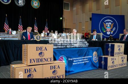 Doral, Vereinigte Staaten Von Amerika. Juli 2020. Präsident Donald J. Trump hält Bemerkungen während einer Briefing über die Southcom Enhanced Counterarcotics Operations Freitag, 10. Juli 2020, bei United States Southern Command in Doral, FLA Personen: Präsident Donald Trump Kredit: Storms Media Group/Alamy Live News Stockfoto