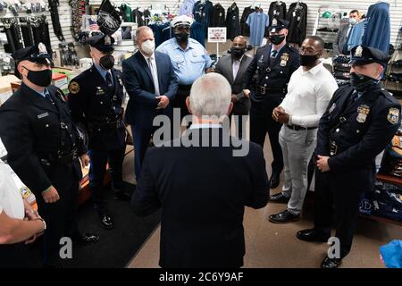 Philadelphia, Vereinigte Staaten Von Amerika. Juli 2020. Vizepräsident Mike Pence trifft sich mit den N. 15th Street Standoff Offizieren in der Philadelphia Brudernal Order of Police Lodge #5 Donnerstag, 9. Juli 2020, in Philadelphia, Pennsylvania. Personen: Vizepräsident Mike Pence Kredit: Storms Media Group/Alamy Live News Stockfoto