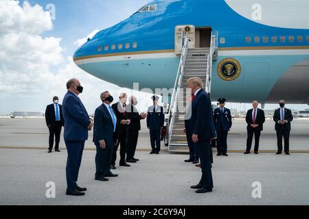Miami, Vereinigte Staaten Von Amerika. Juli 2020. Präsident Donald J. Trump wird von staatlichen und lokalen Beamten nach dem Ausstieg der Air Force One am Miami International Airport begrüßt Freitag, 10. Juli 2020, in Miami, FLA Menschen: Präsident Donald Trump Kredit: Storms Media Group/Alamy Live News Stockfoto