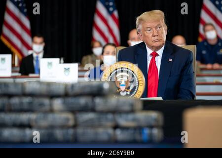Doral, Vereinigte Staaten Von Amerika. Juli 2020. Präsident Donald J. Trump erhält eine Briefing über die Southcom Enhanced Counterarcotics Operations Freitag, 10. Juli 2020, bei United States Southern Command in Doral, FLA Personen: Präsident Donald Trump Kredit: Storms Media Group/Alamy Live News Stockfoto