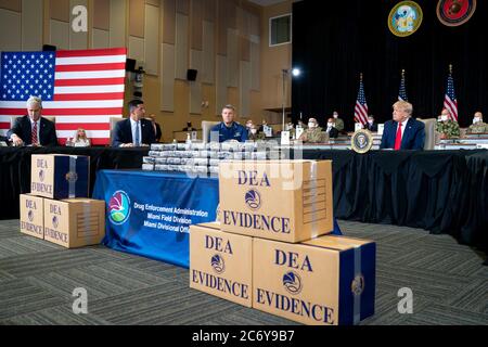 Doral, Vereinigte Staaten Von Amerika. Juli 2020. Präsident Donald J. Trump hört zu, als amtierender Minister für Heimatschutz Chad Wolf spricht bei einer Unterweisung über die Southcom Enhanced Counterarcotics Operations Freitag, 10. Juli 2020, im United States Southern Command in Doral, Florida.Personen: Präsident Donald Trump Kredit: Storms Media Group/Alamy Live News Stockfoto