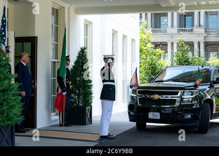 Washington, Vereinigte Staaten Von Amerika. Juli 2020. Präsident Donald J. Trump begrüßt den mexikanischen Präsidenten Andres Manuel Lopez Obrador Mittwoch, 8. Juli 2020, im Westflügel Lobby Eingang des Weißen Hauses Menschen: Präsident Donald Trump Kredit: Storms Media Group/Alamy Live News Stockfoto