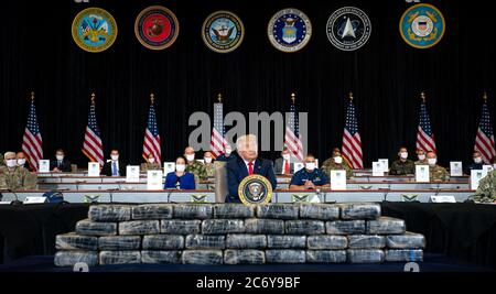 Doral, Vereinigte Staaten Von Amerika. Juli 2020. Präsident Donald J. Trump erhält eine Briefing über die Southcom Enhanced Counterarcotics Operations Freitag, 10. Juli 2020, bei United States Southern Command in Doral, FLA Personen: Präsident Donald Trump Kredit: Storms Media Group/Alamy Live News Stockfoto