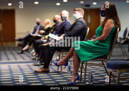 Washington, Vereinigte Staaten Von Amerika. Juli 2020. Second Lady Karen Pence hört Redner während der REACH-Kampagne zur Prävention von Selbstmord Dienstag, 7. Juli 2020, im National Press Club in Washington, DC Menschen: Second Lady Karen Pence Kredit: Storms Media Group/Alamy Live News Stockfoto