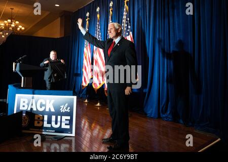 Philadelphia, Vereinigte Staaten Von Amerika. Juli 2020. Vizepräsident Mike Pence winkt, als er kommt, um Bemerkungen während der brüderlichen Polizeiloge #5 zu halten Zurück die Blaue Kundgebung Donnerstag, 9. Juli 2020, in der Philadelphia brüderlichen Polizeiloge #5 in Philadelphia, P Personen: Vizepräsident Mike Pence Kredit: Storms Media Group/Alamy Live News Stockfoto
