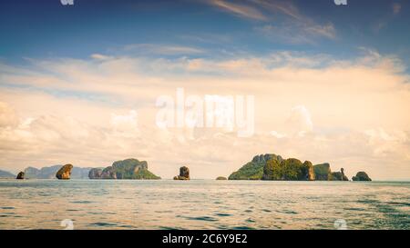 Landschaftlich schöner Blick auf Inseln und Krabi Küste in der Andamanensee in Thailand Stockfoto