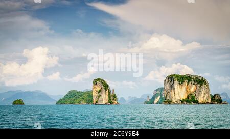 Panoramaficht auf eine Inselkette in der Andamanensee in Thailand Stockfoto