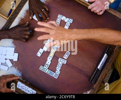 HAVANNA, KUBA - CA. JANUAR 2020: Hände von Dominospielern in den Straßen von Havanna. Stockfoto