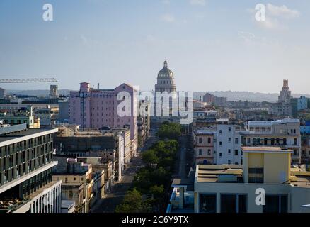 HAVANNA, KUBA - CA. JANUAR 2020: Luftaufnahme von Havanna. Paseo del Prado und Capitolio Stockfoto