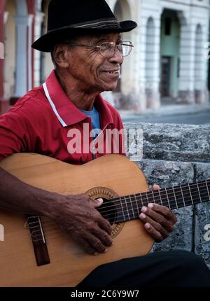 HAVANNA, KUBA - CIRCA JANUAR 2020: Kubanischer Mann spielt Gitarre in Paseo del Prado. Stockfoto