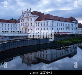 Oranienburg, Deutschland. Juli 2020. Die Burg Oranienburg (Brandenburg) spiegelt sich im Wasser während der langen Belichtung am Abend. Quelle: Paul Zinken/dpa/ZB/dpa/Alamy Live News Stockfoto