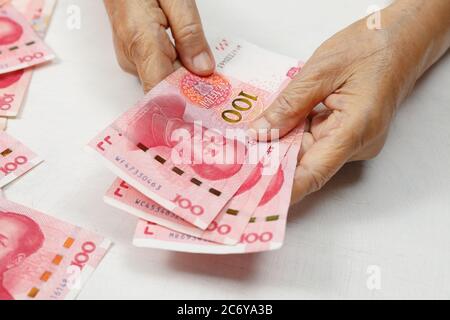 Der Ausbruch des Coronavirus beginnt, Auswirkungen auf die chinesische Haushaltswirtschaft zu haben Stockfoto