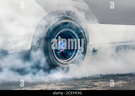 Drag Racing Auto brennt Kautschuk aus seiner Reifen in Vorbereitung auf das Rennen Stockfoto