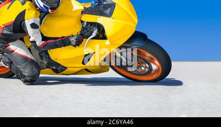 Motorrad, das sich in eine schnelle Kurve auf der Rennstrecke lehnt Stockfoto