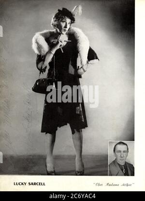 1954 c., PARIS, FRANKREICH: Die französische weibliche Imitator Performer LUCKY SARCELL in Crossdressing Foto und die "natürliche" echte Erscheinung ohne Make-up und Kostüm. Sarcell war einer der gefeierten all-tranvestittischen Besetzung des pariser Nachtclubs CHEZ MADAME ARTHUR. Foto pubblishe im Programm und von Sarcell signiert, von unbekannten Fotografen. - TRAVESTITO - travestiti - travestimento - GAY - QUEER - LGBT - TRANSGENDER - TRANS - TRANSVESTIT - HOMOSEXUALITÄT - CROSSDRESSER - Crossdressing - HOMOSEXUELL - omossuale - omosessualità - TRANSGENDER - - Perücke - parrucca - FRANCIA - TEATRO - TH Stockfoto