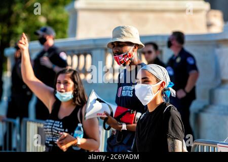 Führer der Shut Down the Capitol marsch zur Unterstützung von Einwanderern und schwarzen Leben im US Capitol, mit Polizei im Hintergrund, Washington, DC, USA Stockfoto