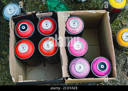 Bunte graffitty Spraydosen in einer Box Stockfoto