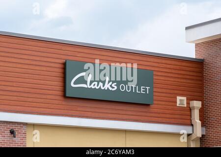 Clarksburg, Maryland / USA - Juli 12 2020: Schild an der Außenfassade des Clarks Outlet in Clarksburg Premium Outlets in Maryland. Stockfoto