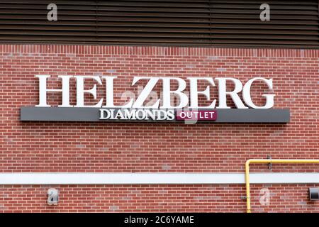 Clarksburg, Maryland / USA - Juli 12 2020: Melden Sie sich im Außengeschäft des Helzberg Diamonds Outlet Stores in Clarksburg Premium Outlets in Maryland an Stockfoto