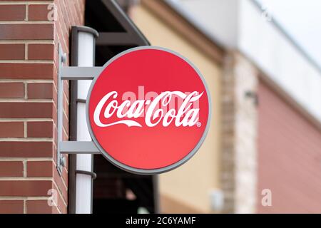 Clarksburg, Maryland / USA - Juli 12 2020: Coca-Cola-Schild in den Clarksburg Premium Outlets in Maryland. Stockfoto