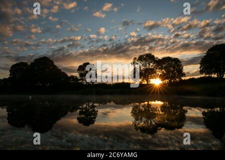 Sonnenaufgang über dem Sywell Reservoir Stockfoto