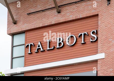 Clarksburg, Maryland / USA - Juli 12 2020: Melden Sie sich im Außenlager von Talbots bei Clarksburg Premium Outlets in Maryland an. Stockfoto