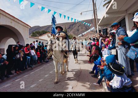 25. Mai 2015 - Tilcara, Argentinien: Gaucho Präsentation während der Feier des Nationaltages Argentiniens (Mairevolution).der 25. Mai ist nun EIN Stockfoto