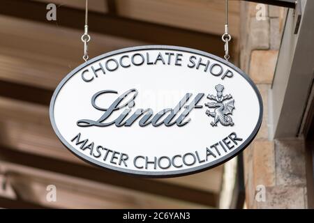 Clarksburg, Maryland / USA - Juli 12 2020: Schild an der Außenfassade von Lindt Master Chocolatier bei Clarksburg Premium Outlets in Maryland. Stockfoto