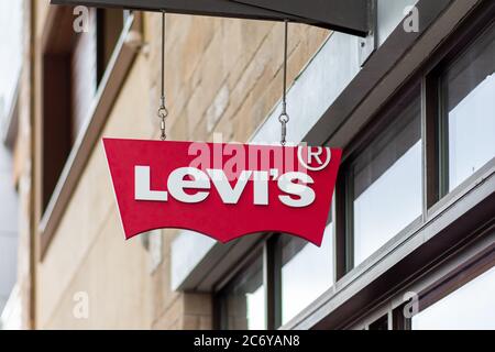 Clarksburg, Maryland / USA - Juli 12 2020: Schild an der Außenfassade von Levi's in Clarksburg Premium Outlets in Maryland. Stockfoto