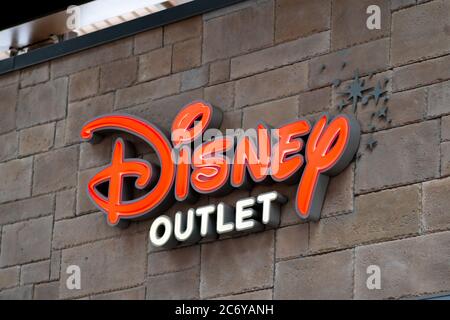 Clarksburg, Maryland / USA - Juli 12 2020: Schild an der Außenfassade des Disney Outlet in Clarksburg Premium Outlets in Maryland. Stockfoto